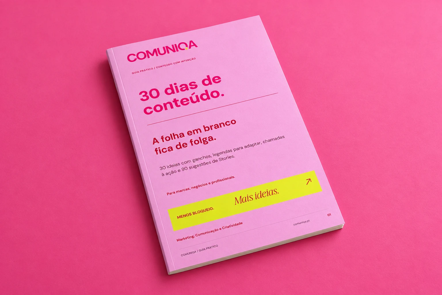 Guia gratuito 30 dias de conteúdo, da Comuniqa, apresentado em livro